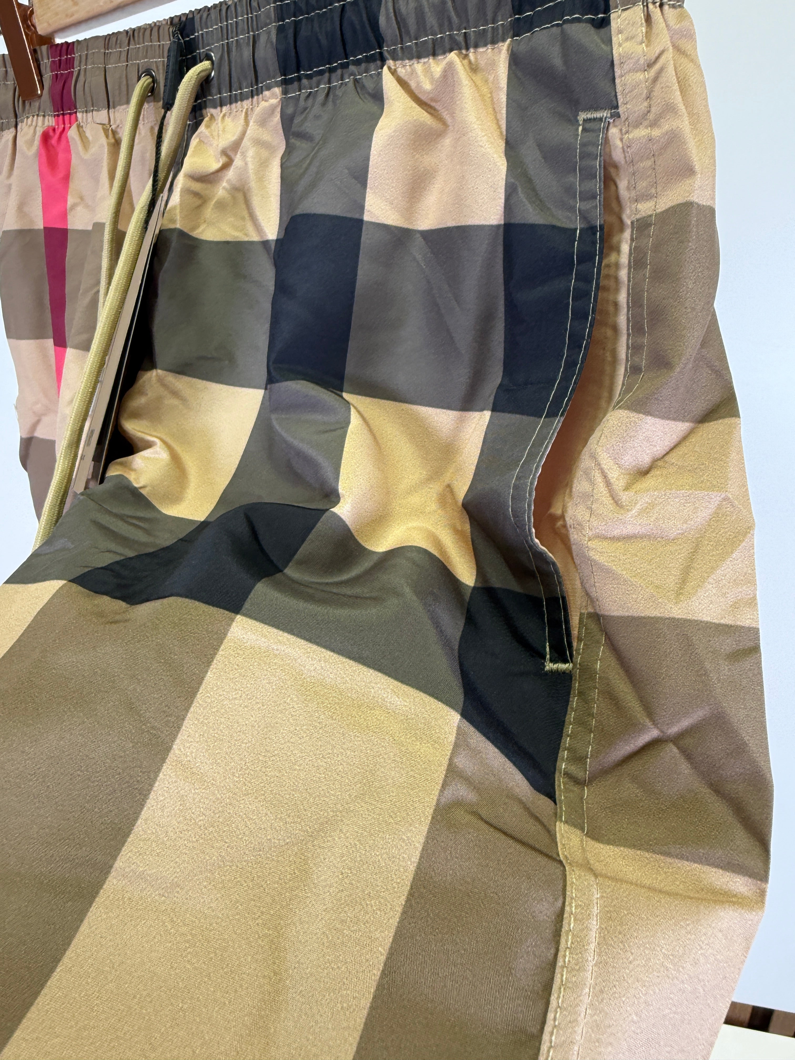 Burberry deniz şortu